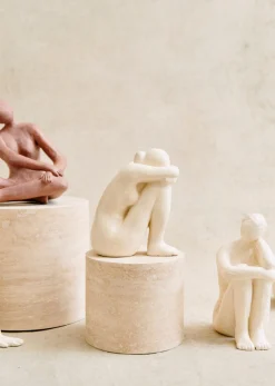 Sculpture Guénolée Courcoux - Femme Assise Grand Modèle